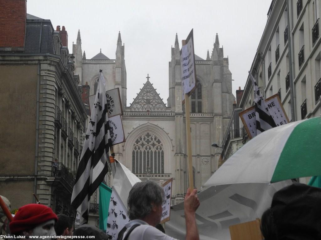 [Nantes, manifestation 28/06/2014], défilé. Devant la Cathédrale.