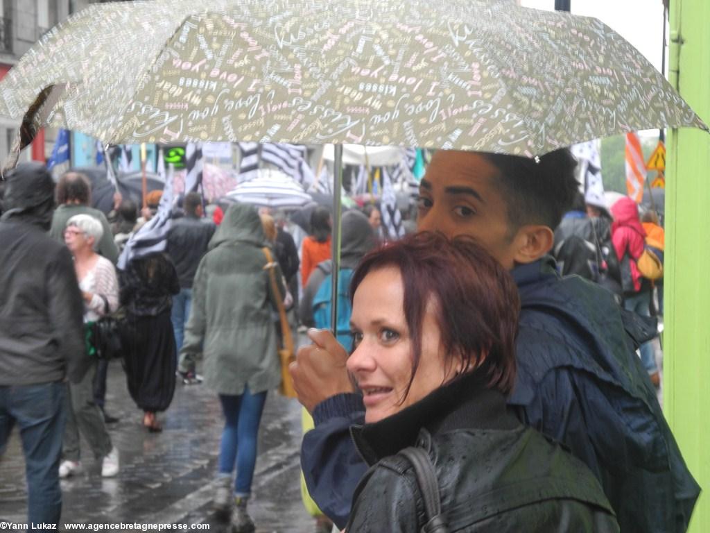 [Nantes, manifestation 28/06/2014], défilé. Passants intéressés. (nota: publication de la photo autorisée pour ABP).