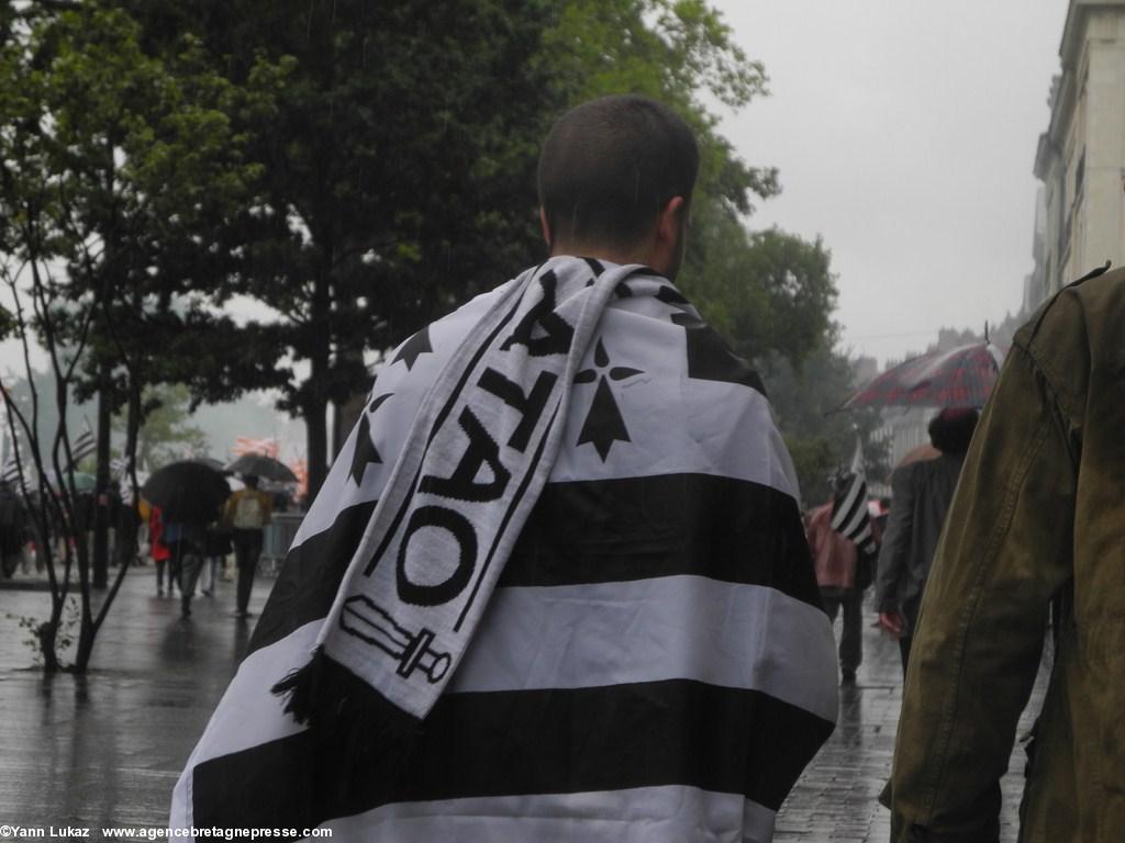 [Nantes, manifestation 28/06/2014], défilé. Echarpe Atao (traduction: toujours)