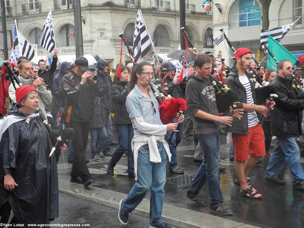 [Nantes, manifestation 28/06/2014], défilé. Bagad en marche.