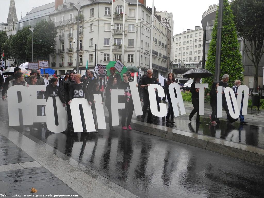 [Nantes, manifestation 28/06/2014], défilé. Centre-ville. Début de cortège: REUNIFICATION.