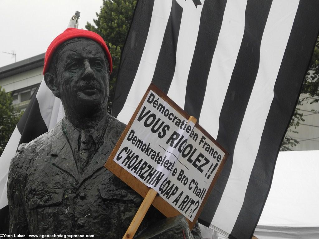 [Nantes, manifestation 28/06/2014], fin du défilé. Statue du Général De Gaulle. Rappel: lors de son célèbre discours de Quimper/Kemper, De Gaulle n'hésitât pas à emprunter une phrase en breton à son grand-oncle.