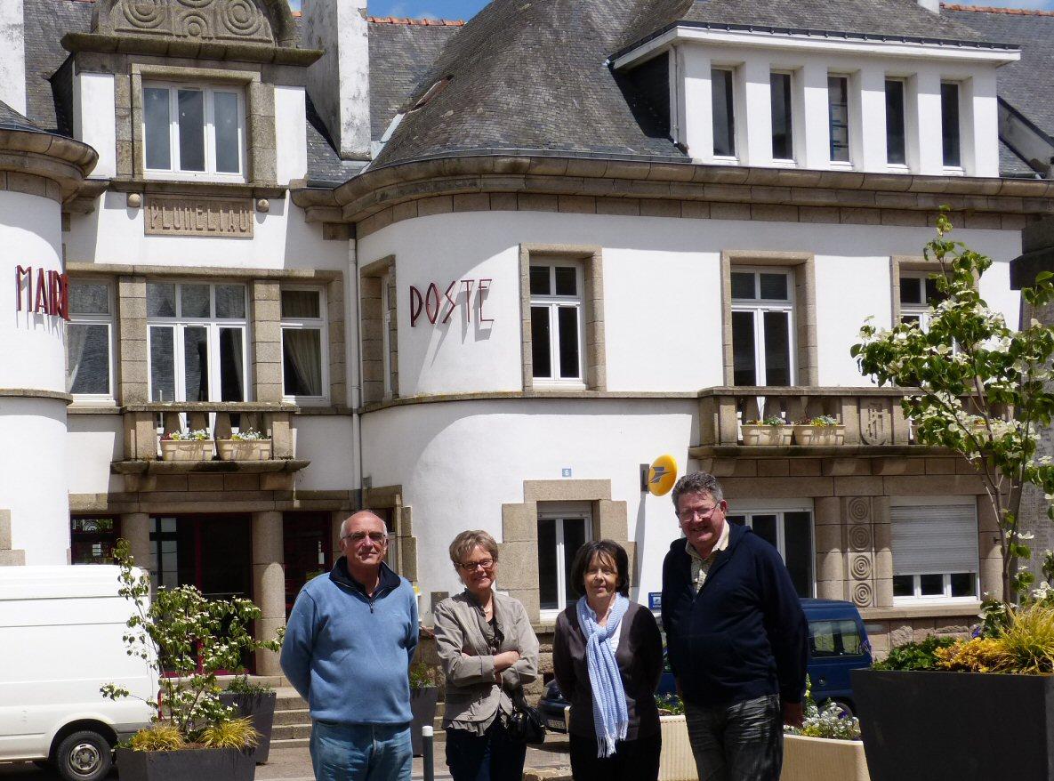 les amis du patrimoine de Bieuzy devant la mairie de Pluméliau