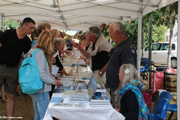 Affluence autour des auteurs et de leurs livres