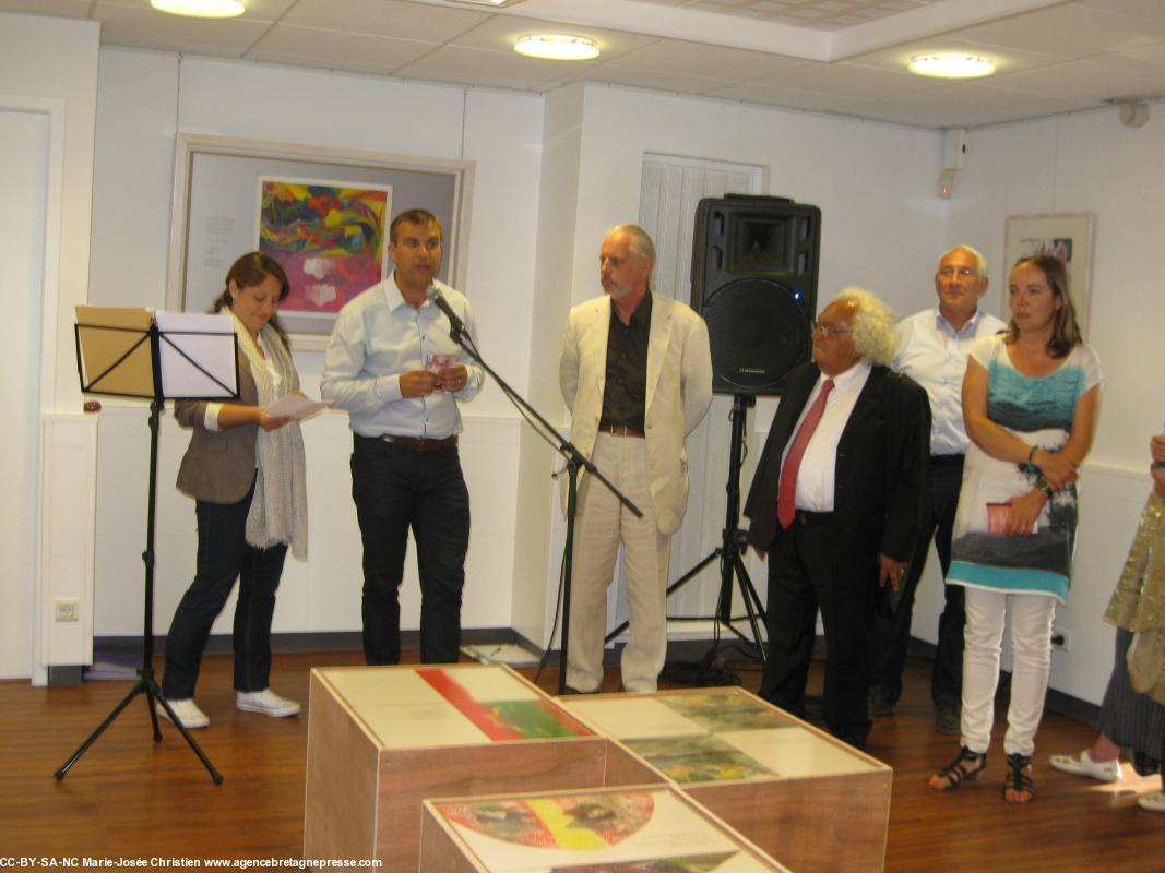 Vernissage de l'exposition, par Marc Bautruche, Maire de Quéven, en présence de l'artiste Francis Rollet et le physicien et poète Basarb Nicolescu