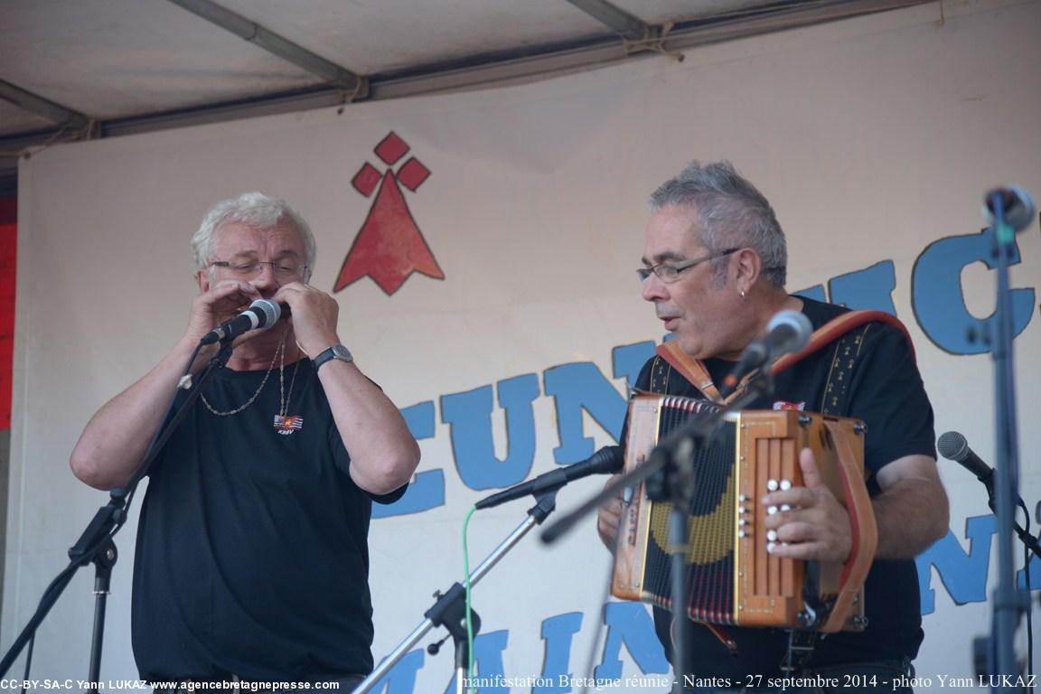 [Nantes, 27-09-2014, manifestation Bretagne]
Harmonica et accordéon diatonique.