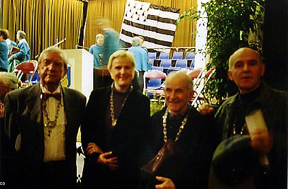Récipiendaires du Collier de l'Hermine décerné par l'Institut culturel de Bretane, en 2001, à Landerneau
De gauche à droite, Pierre Touhoat, Rozenn Milin, Frère Marc Simon, Dan ar Braz