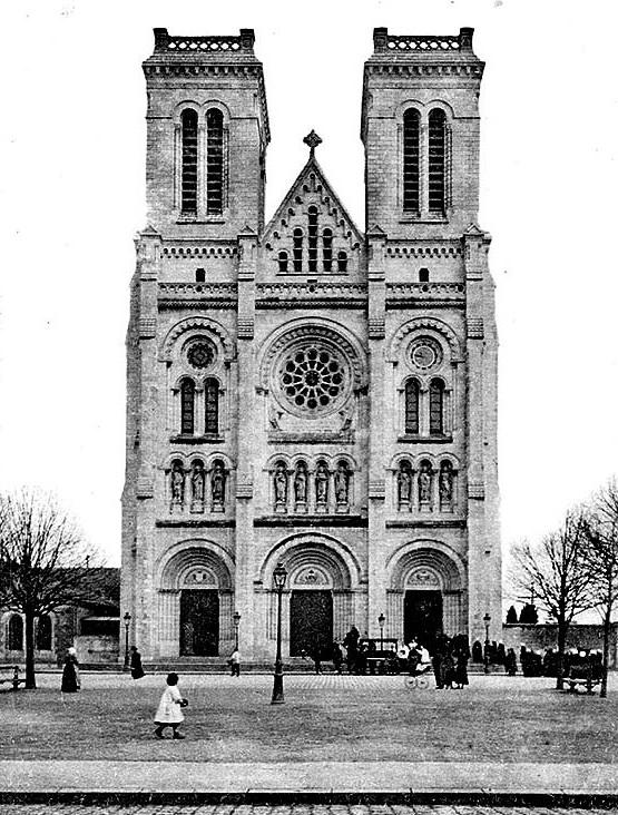 La façade de la basilique Saint Donatien avant qu'une statue de Jeanne d'Arc soit installée devant la façade en 1906... Du temps des fiacres et avant les voitures...