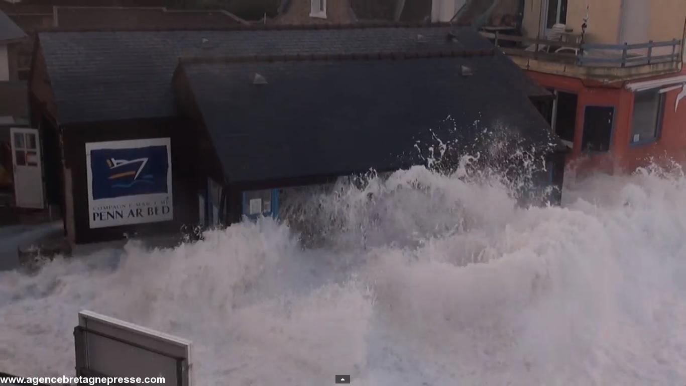 1er février 2014, les eaux immergeaient la gare maritime de l'île de Sein.