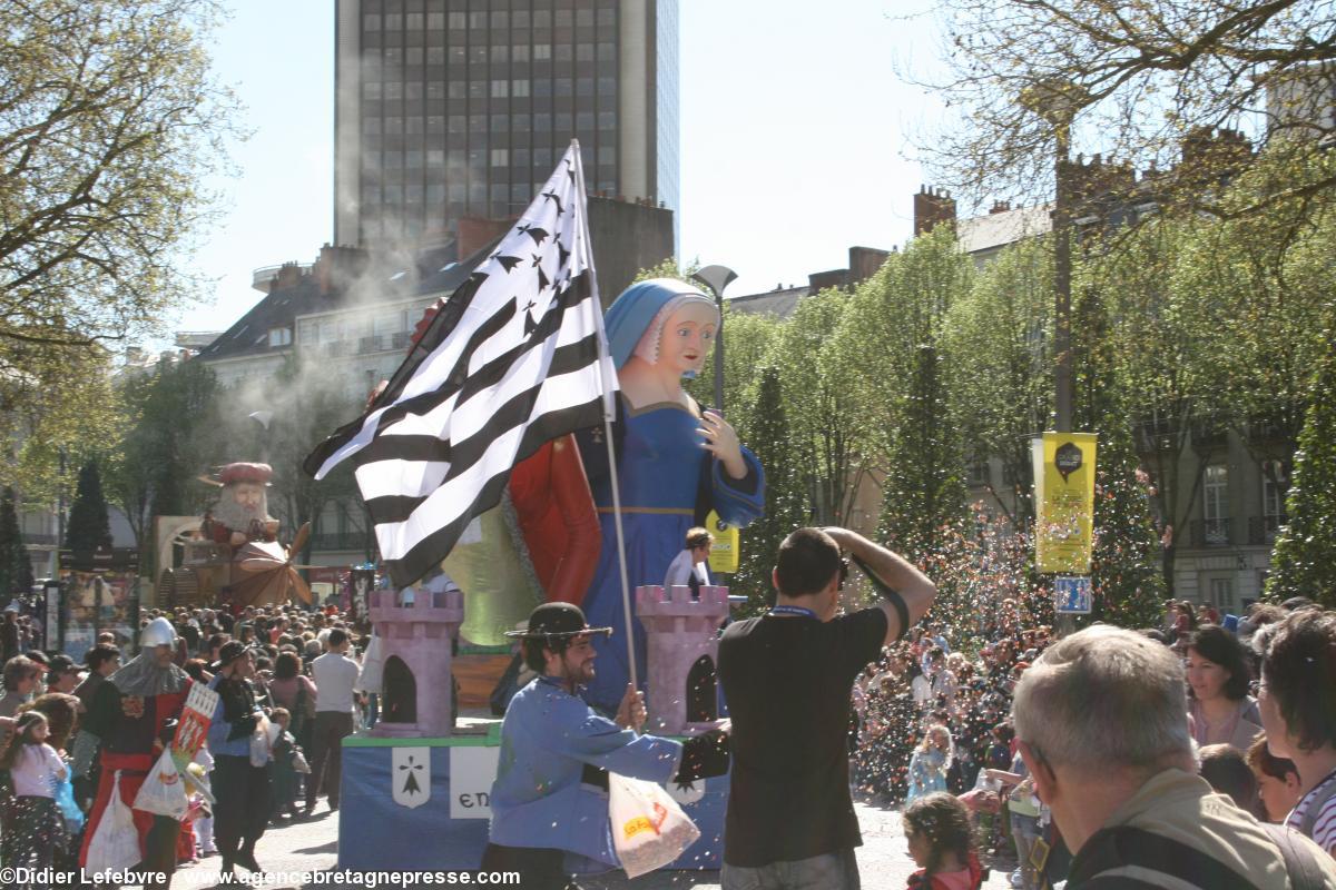Carnaval de Nantes 2015 - Anne de Bretagne, la tour de Bretagne, et le gwenn ha du (drapeau national breton)