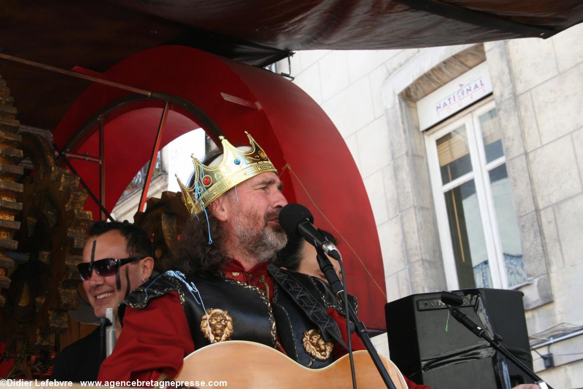 Carnaval de Nantes 2015 - Le roi Carnal Alan 1er (Alan Simon. Au 2nd plan : Konan Mevel