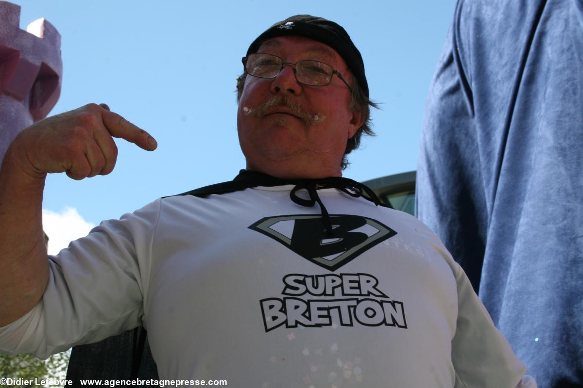 Carnaval de Nantes 2015 - Alan Codet, alias Super breton, le créateur avec Les Alans du char Anne de Bretagne