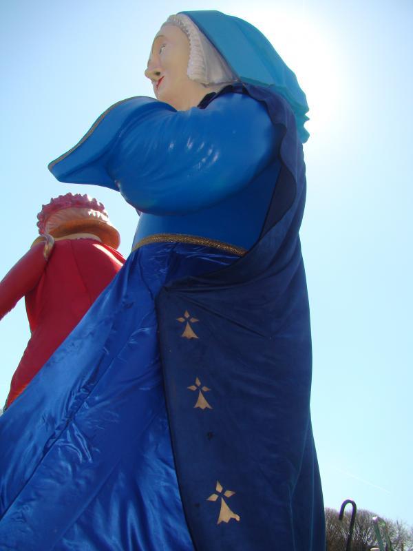 Carnaval de Nantes 2015. Elle en impose, ainsi notre duchesse. Remarquez les hermines sur sa robe. Pas une fleur de lys à l'horizon...