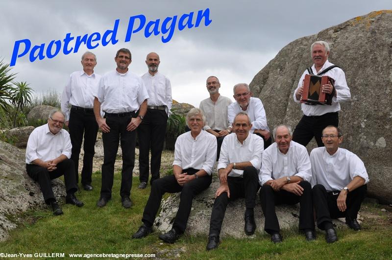 les chanteurs et musiciens du groupe vocal PAOTRED PAGAN