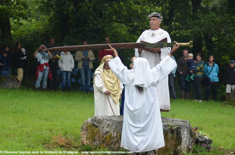 Gorsedd digor 2015 à Brasparts. Présentation du glaive et confirmation de la paix. Le porteur de glaive tire partiellement de son fourreau le glaive de la Gorsedd et trois fois le grand druide demande s'il y a la paix. <i>Ha peoc'h a zo ?</i> Trois fois l'assemblée répond oui <i>Ya, peoc'h a zo !</i>.