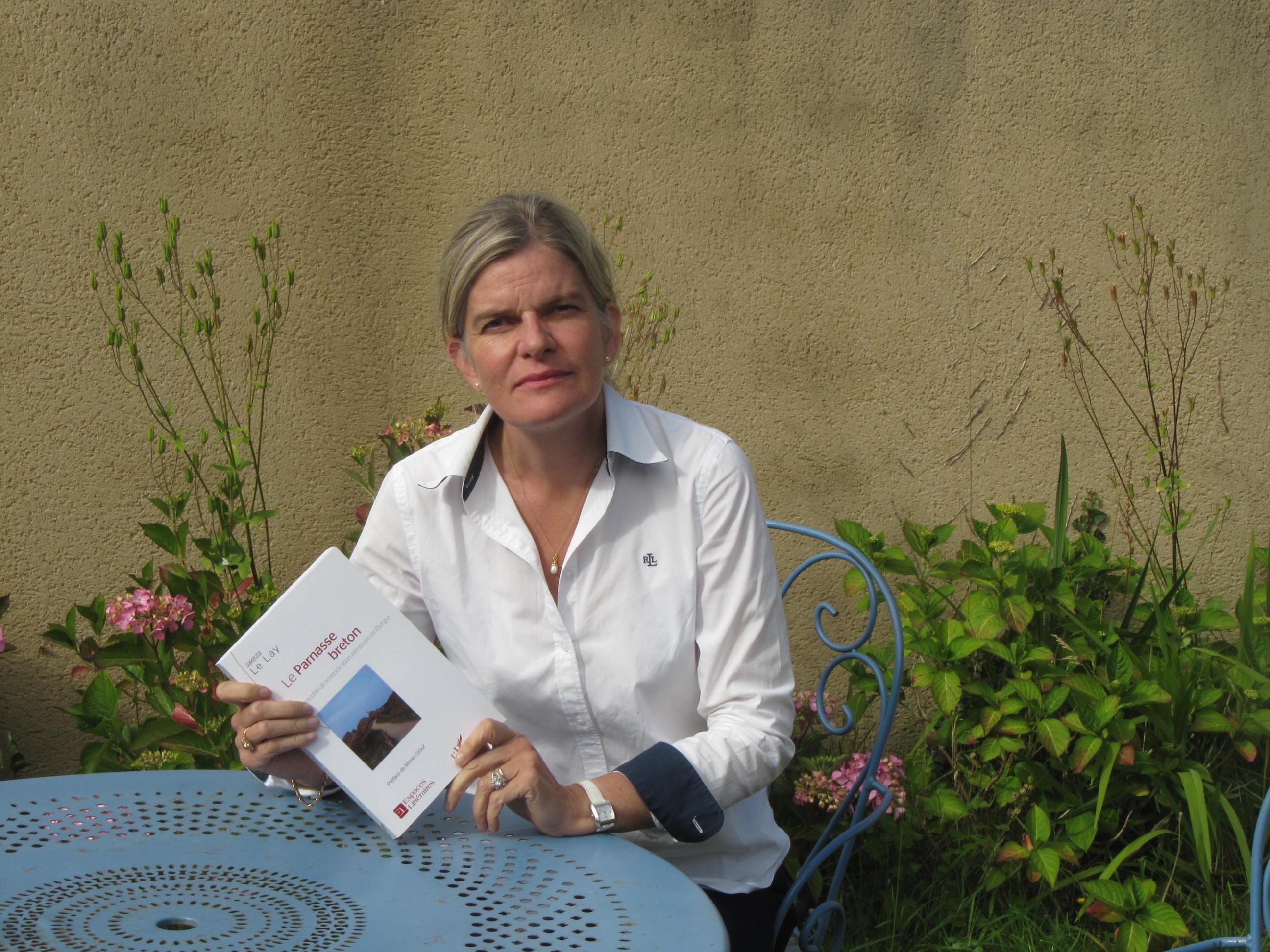 Jakeza Le Lay présente son livre sur le parnasse breton