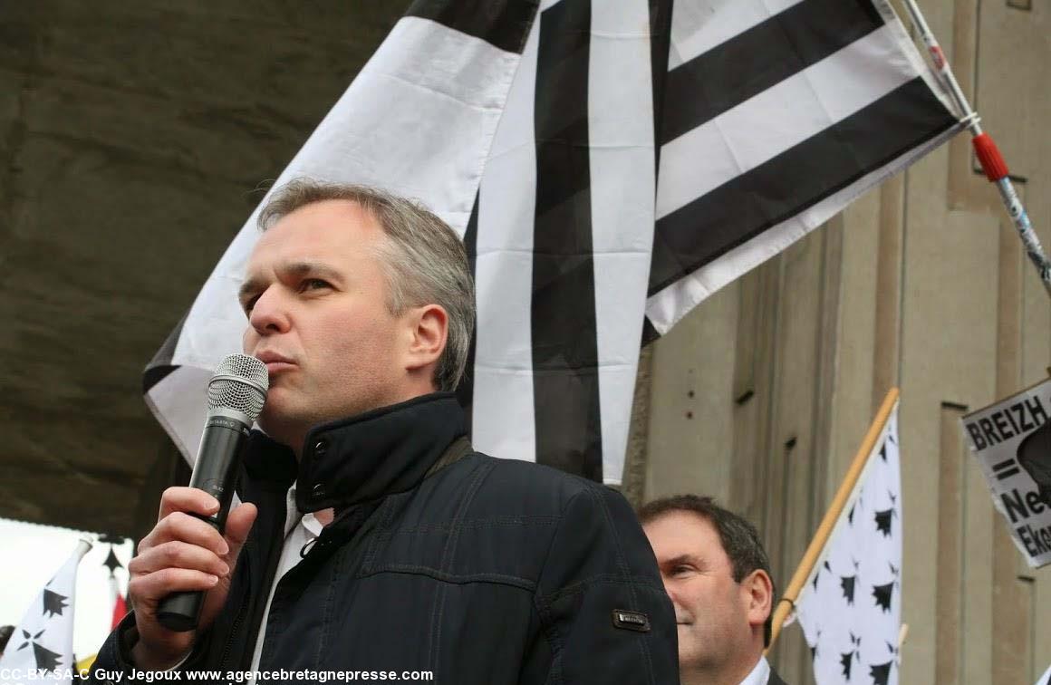 François de Rugy au micro avant le départ de la manifestation historique de Nantes du 19 avril 2014 pour la réunification de la Bretagne. (photo archives ABP)
