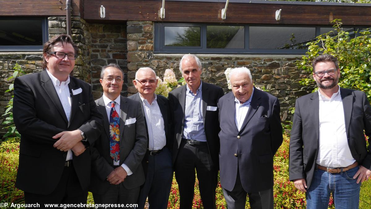 L'équipe de StatBreiz auteur du Nouveau Défi armoricain (photo prise lors de la présentation du livre aux journées d'été 2015 de l'Institut de Locarn). en partant de la gauche : Pierre François GOUIFFES, Yves BRUN, Alain GLON, Jean DEBOIS, Claude CHAMPAUD,Jean Pierre COIC