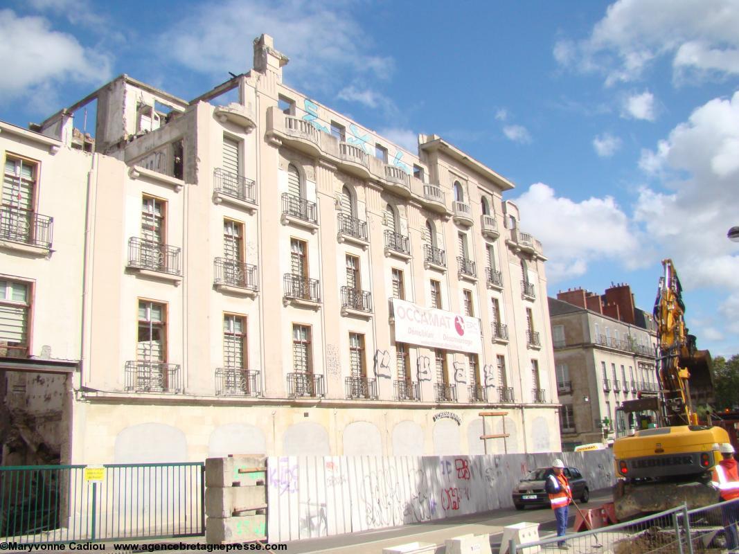 Hôtel Duchesse Anne de Nantes. Le chantier actuel : démolition d'un trottoir pour créer une nouvelle voie de circulation et compenser l'emprise des travaux.