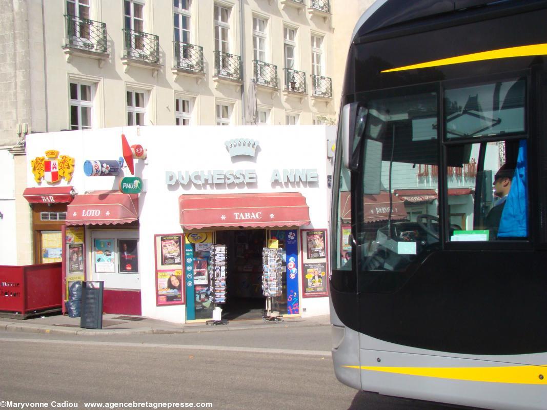 Hôtel Duchesse Anne de Nantes. Le nom Duchesse Anne restera aux environs : bureau de tabac-presse.