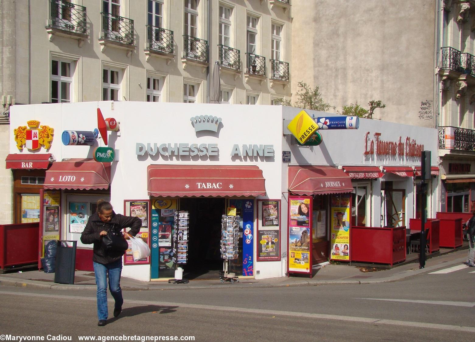 Hôtel Duchesse Anne de Nantes. Le nom Duchesse Anne restera aux environs, avec sa couronne de reine : bureau de tabac-presse inclus dans la Taverne du Château.