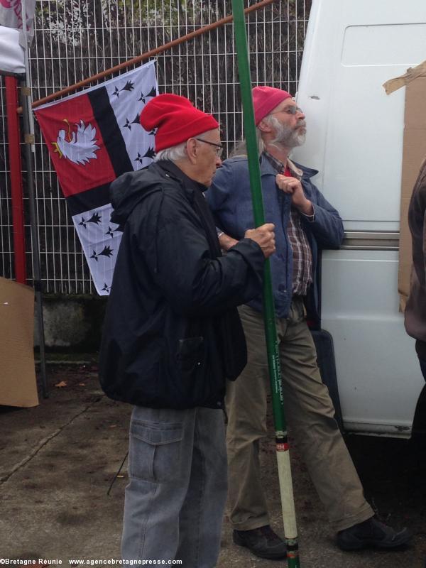 Bonnets rouges aussi au rassemblement de Carquefou le 7 octobre 2015. 15 h 10.