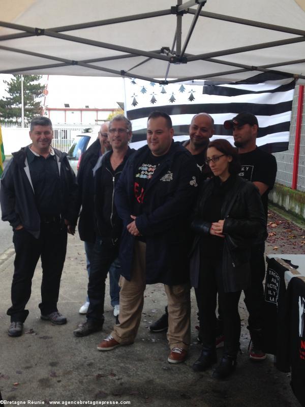 La photo souvenir : Olivier Anezo et ses collègues de la Scop Breizh Tobacco au rassemblement de Carquefou le 7 octobre 2015. 15 h 22.