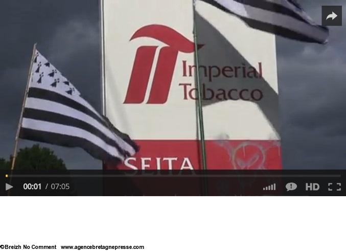 Les gwenn ha du flottent devant le panneau de l'usine de tabacs de Carquefou au rassemblement à Carquefou du 7 octobre 2015. Copie d'écran.