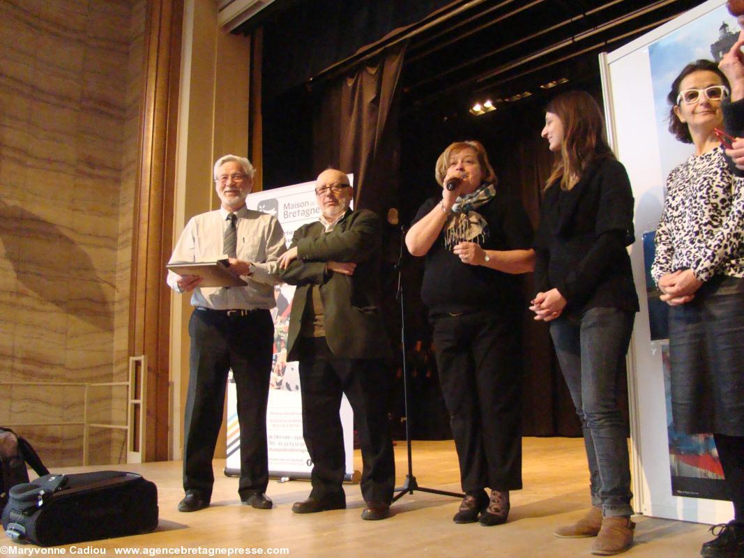 Remise des prix des nouvelles par Françoise Le Goaziou en présence de Claude-Youenn Roussel et Pierre Livory. Salon 2013.