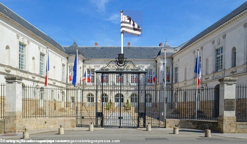 Un gwenn ha du sur la mairie de Nantes ? Photo montage. (Source photo wikipedia)