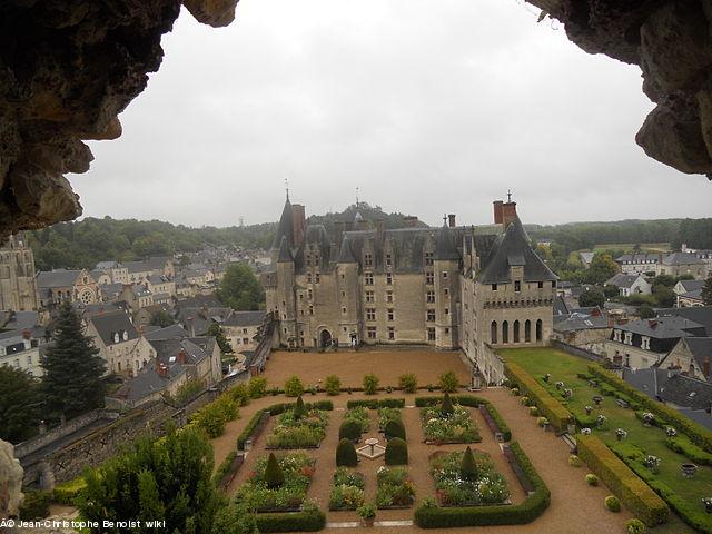 Le château de Langeais et son jardin, vus depuis les restes de la forteresse du Xe siècle.