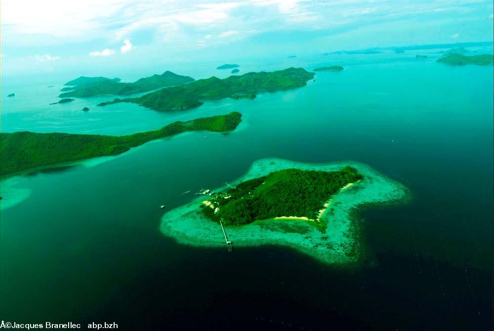 Vue d'une des îles de production de perles dorées.