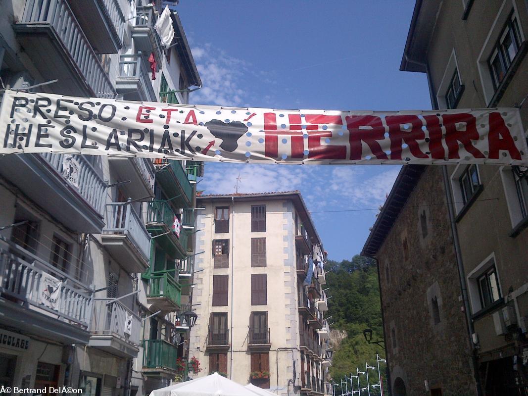 Banderole revendicative en Euskal Herria (Pays Basque)