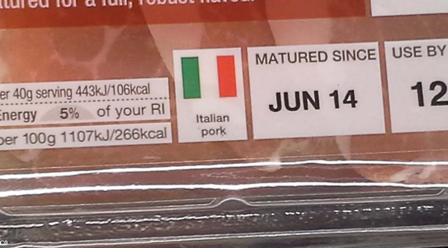 Jambon étiqueté <i>italien</i> dans un super-marché britannique.