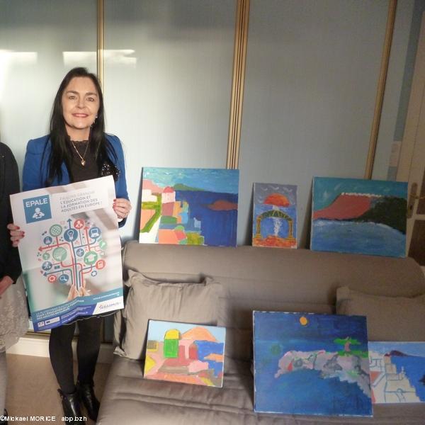 Sylvie LE MOËL, Chef de Projet ARISTOTE et les peintures (sur le thème de la Grèce) réalisées par des détenus de la prison de Saint Brieuc, ayant participé à l'animation ERASMUS+