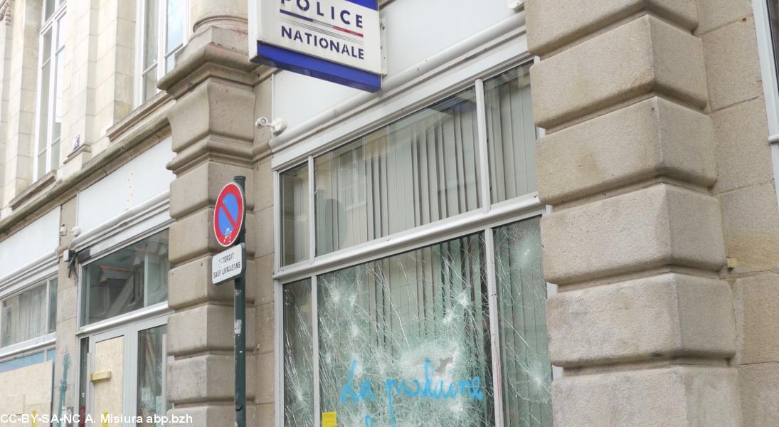 le tag sur la fenêtre du poste de police de Rennes brisée :  