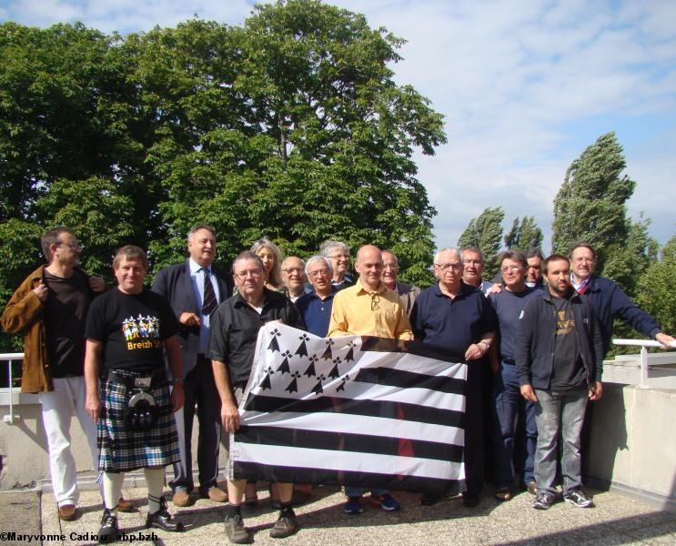 Après la réunion de création de l'association VigiBretagne-EvezhBreizh à Guérande, la photo de groupe.