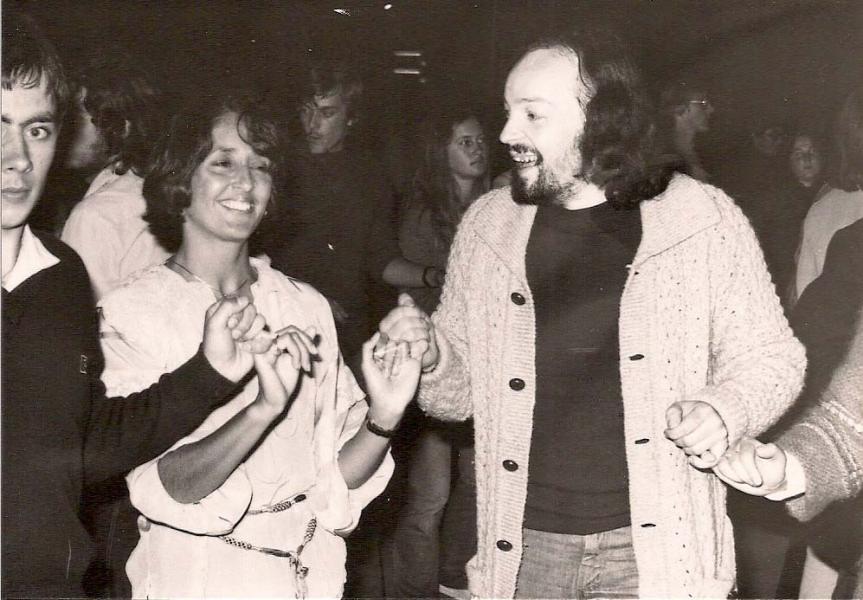 Joan Baez dansant la gavotte avec Alan Stivell lors d'un festnoz en 1978.(photo Yannick Quénéhervé parue dans le mensuel Le Peuple Breton