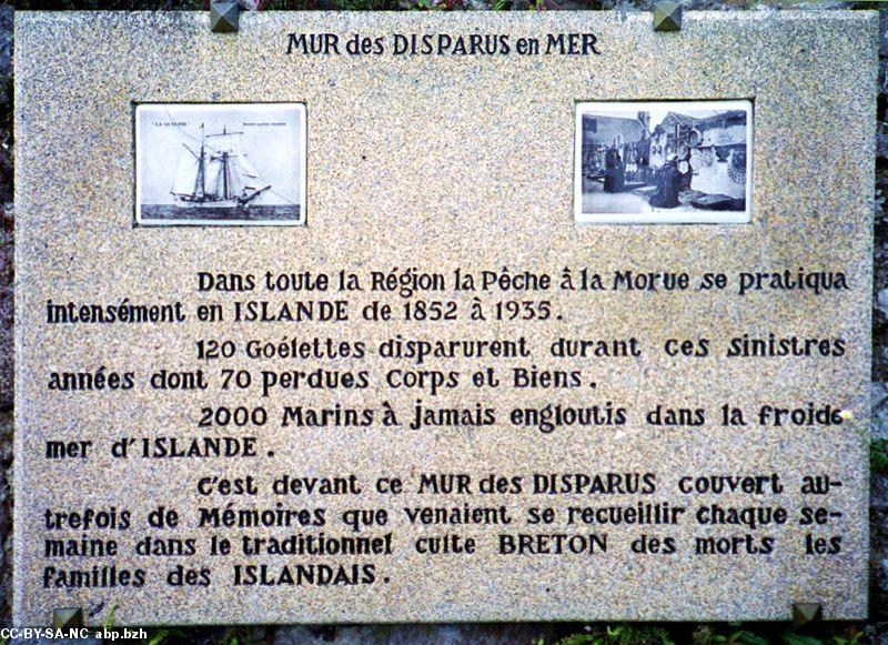 34-Plaque des disparus en mer au cimetière de Ploubazlanec (wiki).