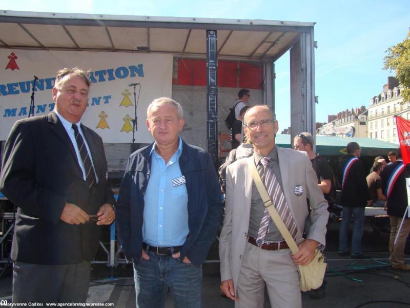 Nous retrouvons cette photo de Yann Queffelec à la manif' réunification de Nantes il y a deux ans (ABP35303 sept. 2014), entre Jean-François Le Bihan et Paul Loret de Bretagne Réunie.