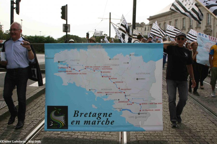 La Breizh Manif 2016 : divulgation du parcours de la Marche de 2017 par des membres de l'association Bretagne en Marche / Breizh o Vont / Bërtègn Chomë.