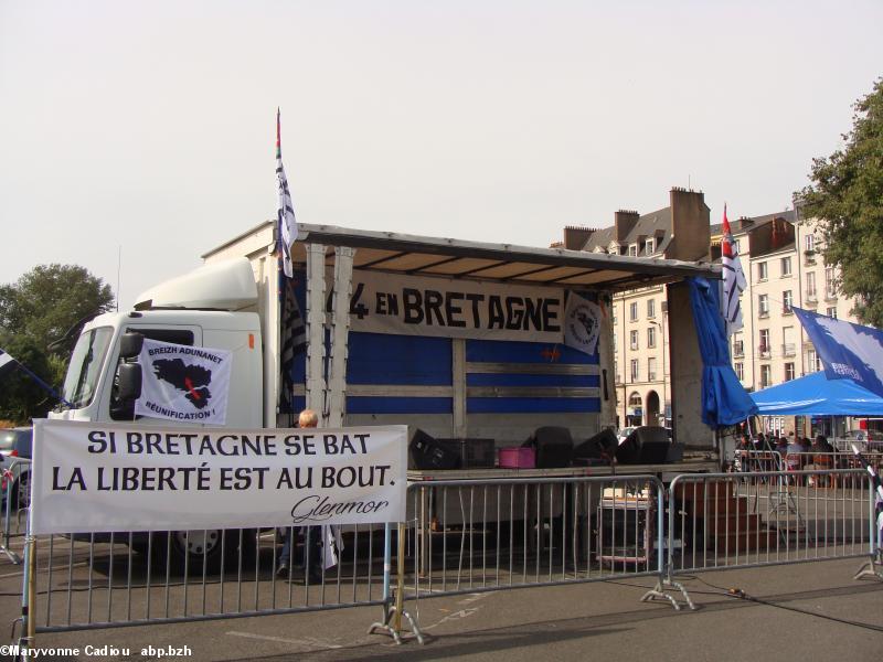 Avant le rassemblement, une des banderoles du défilé. «Si la Bretagne se bat, la liberté est au bout». (Glenmor).