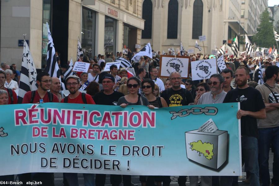 Photo de la manifestation du 27 septembre 2014 pour la réunification. Les manifestants descendaient la rue du Calvaire, passée l'église Saint-Nicolas.