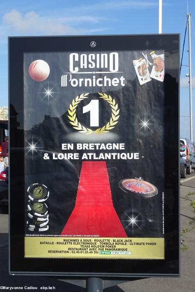 56- Sur le port l'affiche du Casino de Pornichet, qui se dit en Bretagne et Loire-Atlantique. Photo-info envoyée à l'association Vigi-Breizh pour protestation.
