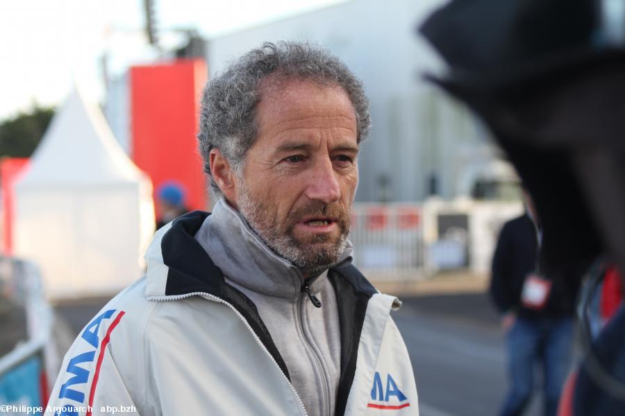 Michel Desjoyeaux, le Breton double vainqueur du Vendée Globe, sur le ponton ce matin, ne prendra pas le départ cette fois.