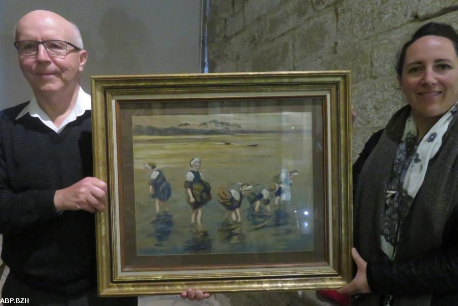 Bernard Le Floc'h et Solenn Boënnec présentent le premier prêt d'un particulier : « les petites bigoudènes dans l'estuaire de la rivière de Pont-L'Abbé »