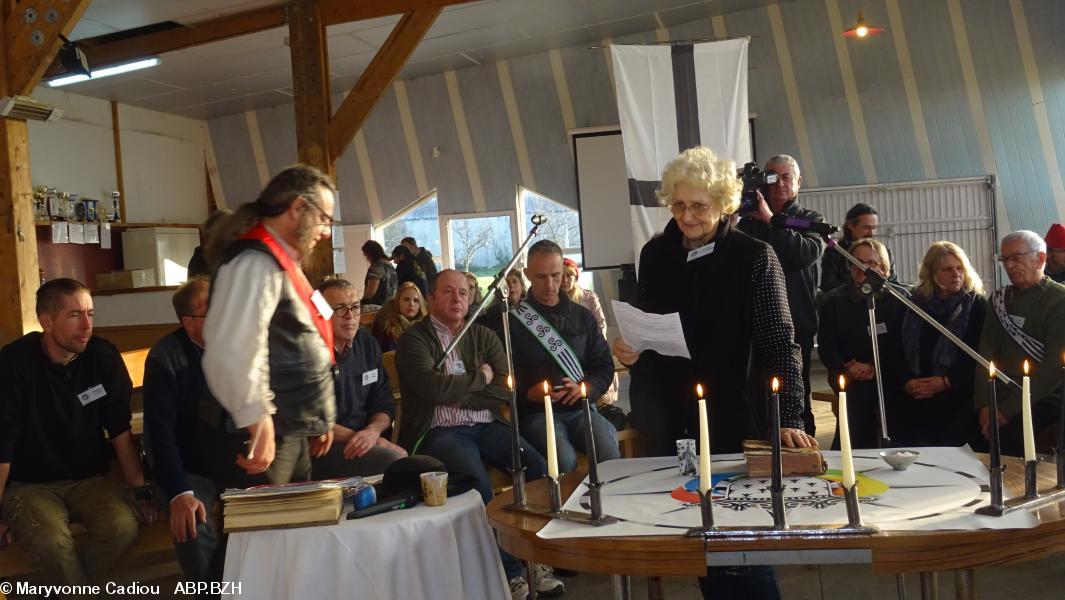 42- Gwenn Le Goarnig lit le serment en breton.