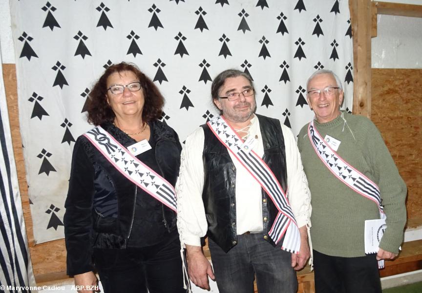 82- Le Triangle. Mary Olivo et André Corlay, les vices-présidents, entourent Yann-Kez Gaultier, président.