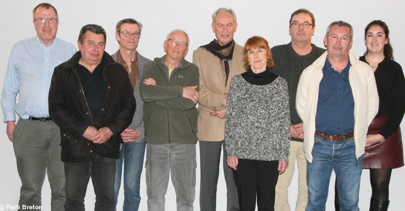 Les candidats du Parti Breton (entente 100 % Bretagne) aux législatives 2017 (de g à d) : Dider Lefebvre (5e) , Philippe Moreau (8e), Joël Le Callonnec (suppl, 2e), André Corlay (suppl 9e), Jacky Flippot (6e), Dona Jossic (2e), Philippe Renaud (1re), Arno Courjal (7e), Karol Dolu (9e) (photo PB)