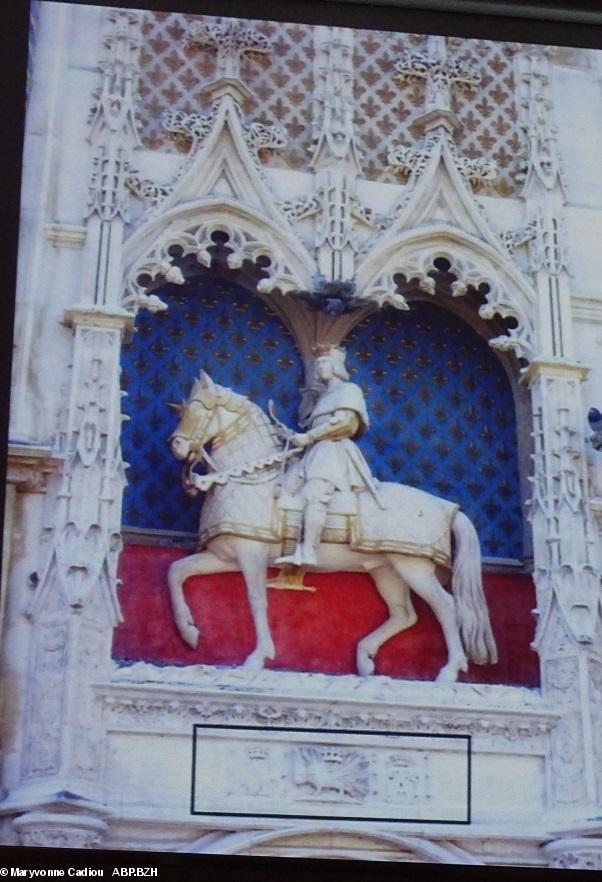 23- Blois. Anne est chez Louis. Statue équestre de Louis XII à l'entrée du château.